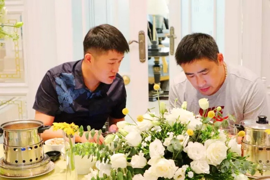 這種熱烈的氣氛，一直延續(xù)到飯桌上