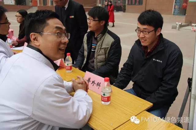 看這位小伙兒，跟我們的醫(yī)生都聊嗨了……