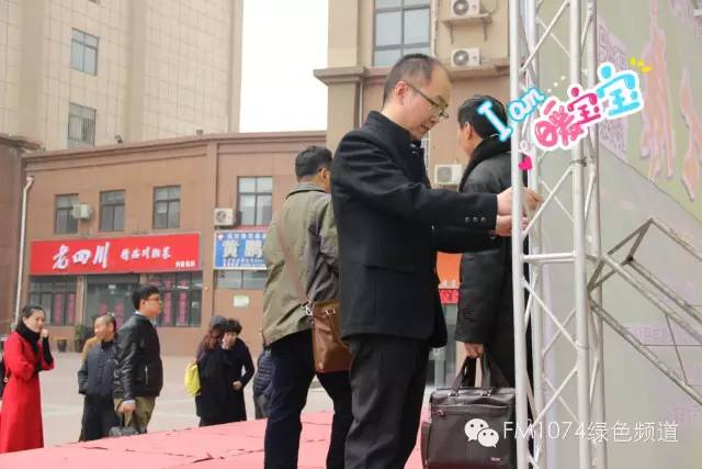 寒江副總監(jiān)親力親為，事無巨細(xì)。偶像真是暖暖惹人愛呢！