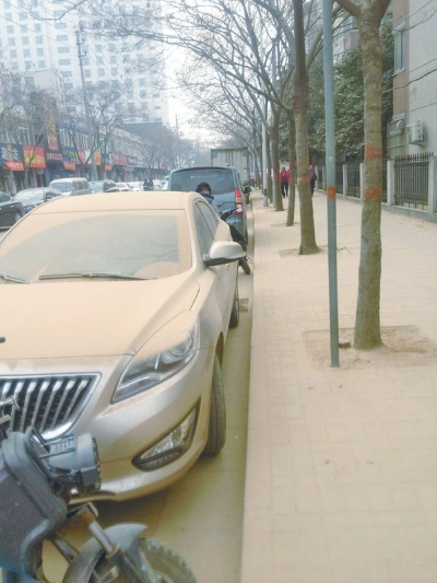 馬路灰頭土臉，停在路邊的車(chē)也蒙塵。