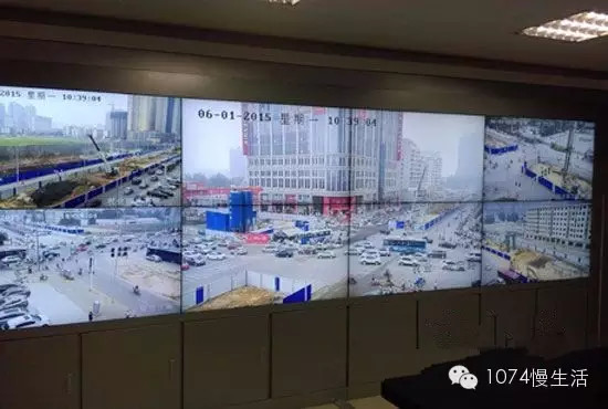 通過監(jiān)控人員操控“電子眼”調(diào)整焦距，可以看到整個工地全景