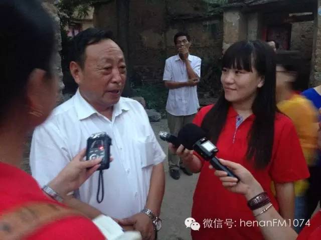 南豐村支書(shū)張家正接受記者采訪
