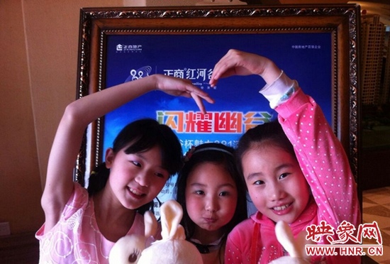 我們和兔寶寶一起賣個萌，比比誰更可愛