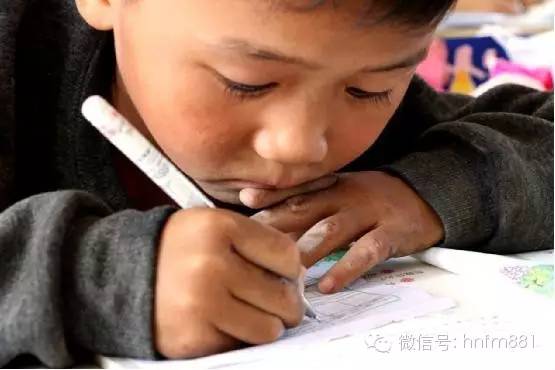 小手黑黑的，像是很少洗