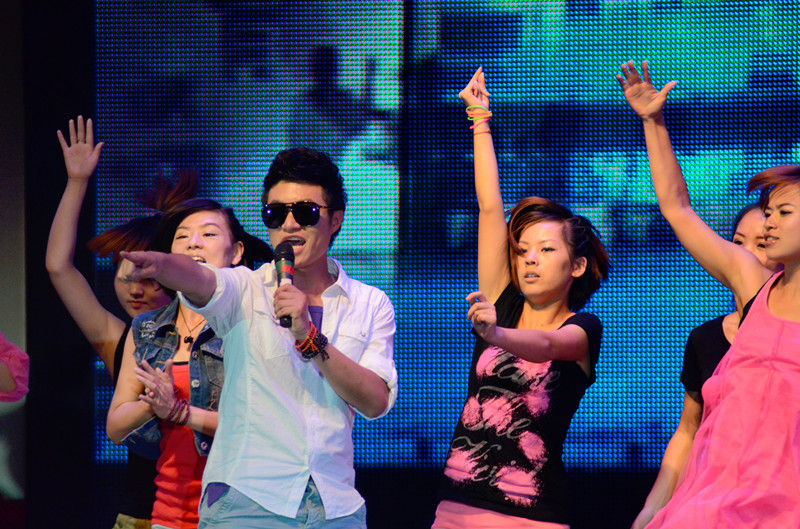 嗨！《我們一起聽歌吧》魅力881河南音樂廣播 DJ帥天 演唱曲目：《找自己》 帥呀！！