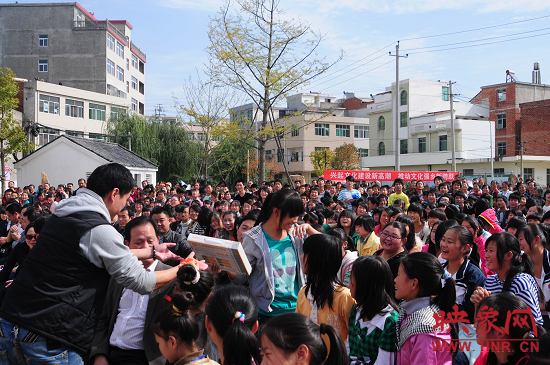 演出現(xiàn)場觀眾積極參與、氣氛熱烈。