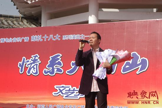 魅力881主持人、新聞先生凱文在演唱