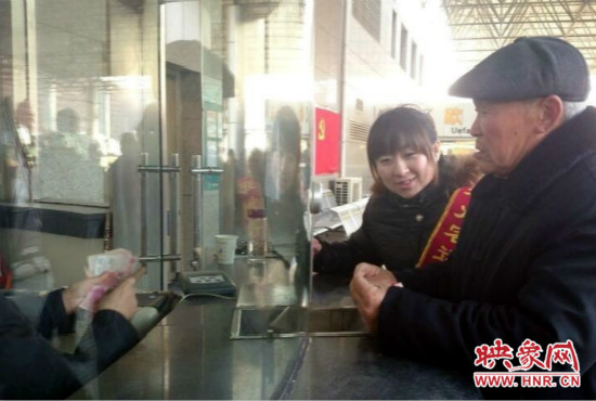 在陳思蕊的積極幫助下，老人順利的買(mǎi)到了發(fā)往合肥的5張車(chē)票。