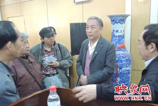 講座結(jié)束后，聽眾向戚建莊提問。