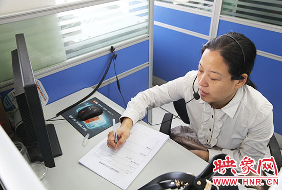 鄭州市人社局勞動(dòng)監(jiān)察大隊(duì)副大隊(duì)長(zhǎng)孫兆峰在接聽熱線 鄭州市人社局勞動(dòng)監(jiān)察大隊(duì)副大隊(duì)長(zhǎng)孫兆峰在接聽熱線