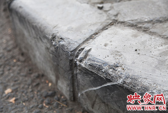 車道邊上的臺(tái)階，滿是電動(dòng)車摔下碰撞的痕跡