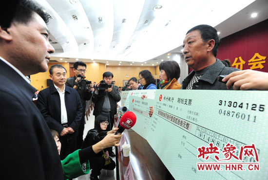 最高人民法院執(zhí)行局局長(zhǎng)劉貴祥、河南省高級(jí)人民法院院長(zhǎng)張立勇親手為申請(qǐng)執(zhí)行人員發(fā)放執(zhí)行款