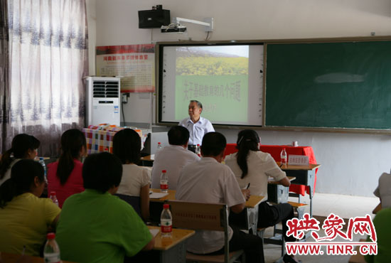 40余名教師認(rèn)真聆聽講座。