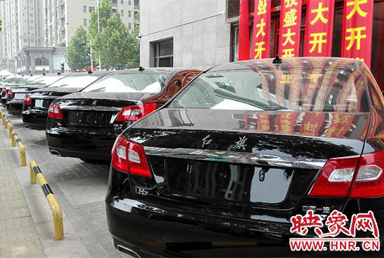 路邊一棟樓上懸掛著二三十條紅色條幅，全部是祝賀一家公司開業(yè)的。