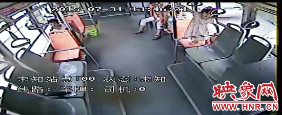 家長放任小孩在車廂內玩耍，甚至站到座椅上。