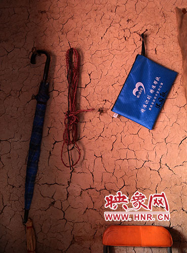 精準(zhǔn)扶貧的暖心服務(wù)袋，被張國敬掛在上墻最醒目的位置。