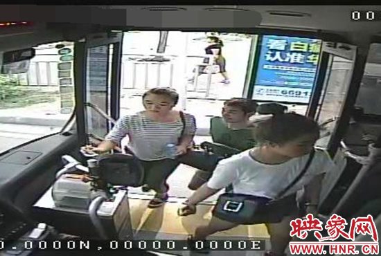 監(jiān)控顯示，竊賊偷女孩手機(jī)，公交車長(zhǎng)幫忙要回手機(jī)。