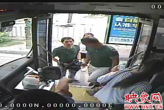 監(jiān)控顯示，竊賊偷女孩手機(jī)，公交車長(zhǎng)幫忙要回手機(jī)。