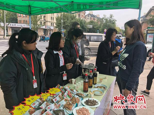 市民在展銷臺(tái)前選購(gòu)商品 市民在展銷臺(tái)前選購(gòu)商品