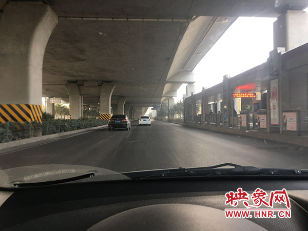 限行首日，三環(huán)橋上橋下，車輛不多，交通狀況良好。