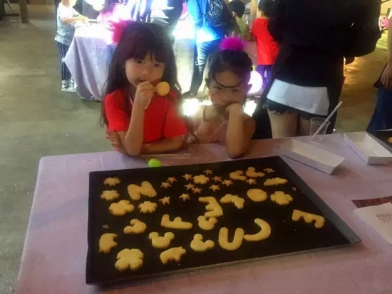 烤制好的餅干，發(fā)揮想象力，畫(huà)上美麗的圖案