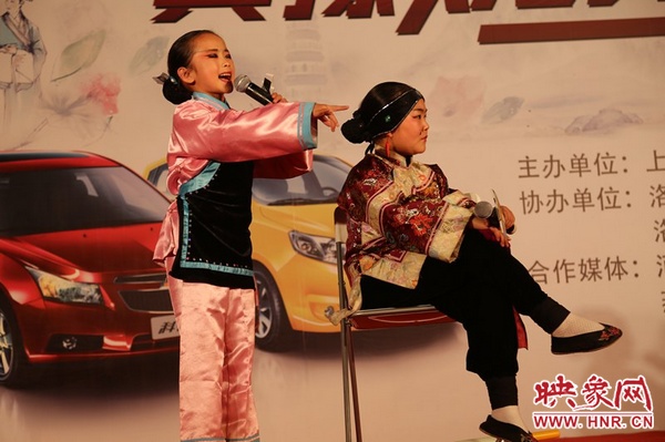 兩個(gè)小演員的表演活潑，惹得觀眾連連叫好。
