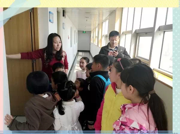 “別擠！”丁蘭姐姐說，這里就是電臺的總控機(jī)房，很重要的地方哦！