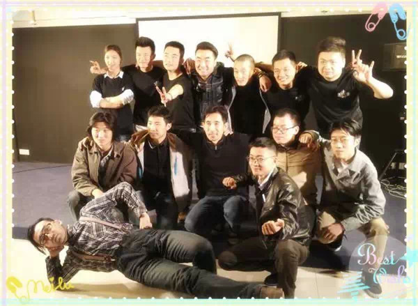 表演結(jié)束，看這哥們兒，為了和演員合影也是蠻拼的！