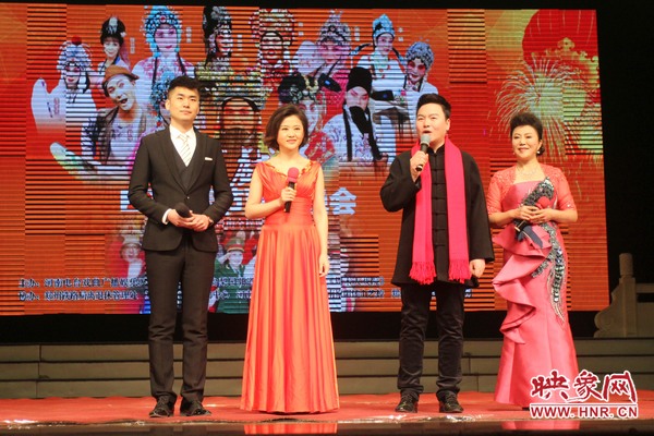 戲迷春晚主持人月陽（右二）、李亞楠（右一）、王巖（左二）、王曉凡（左一）