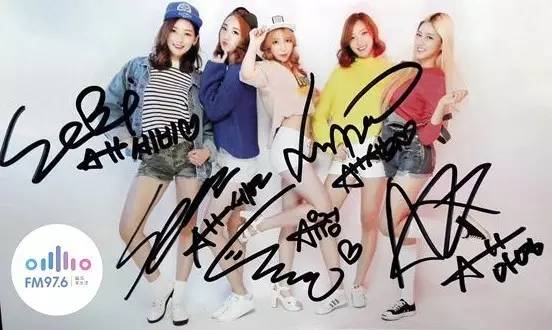 哎呦不錯哦！路飛收到美女們的簽名照，到底中意哪一位呢？