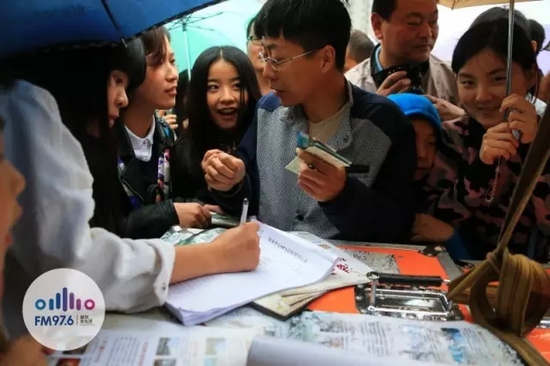 現(xiàn)場觀眾被臺上的浪漫氣氛感染，紛紛報(bào)名參加現(xiàn)場表白。