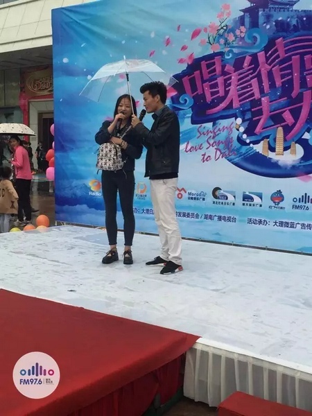 這是一位在校大學(xué)校，暗暗的喜歡純純的愛。