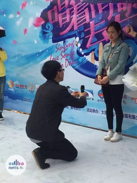 蘇世龍手捧戒指，單膝跪地向夢夢求婚，夢夢激動的說不出話來，點(diǎn)頭答應(yīng)~