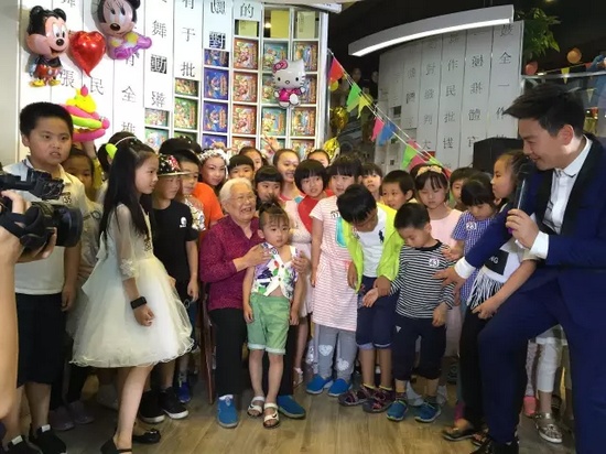 　　豫劇表演藝術(shù)家高潔老師和孩子們在一起，講述自己和戲曲的故事，祝福所有的小朋友節(jié)日快樂。