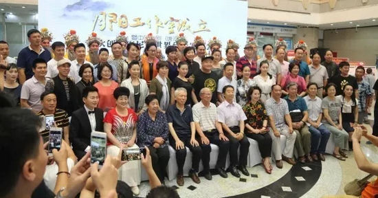 諸多藝術(shù)家和社會各界人士以及唐派弟子、戲迷到場祝賀