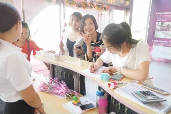 到場(chǎng)嘉賓均獲得巧克力一盒，女士另外還獲得獲得玫瑰花一支。