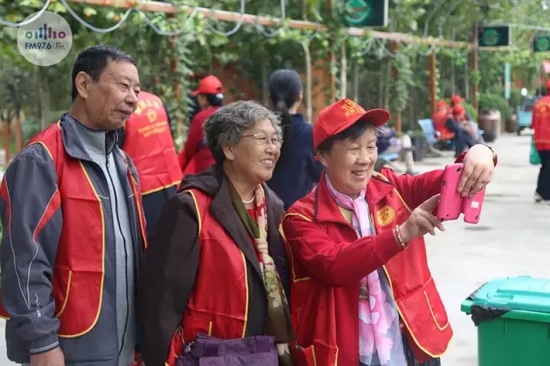 爺爺奶奶叔叔阿姨被盛運莊園的景致吸引，紛紛拍照留影