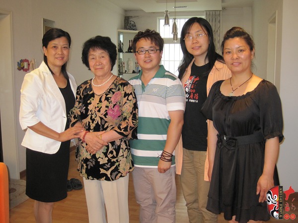 戲曲廣播記者曉雪、中國(guó)越調(diào)網(wǎng)站長(zhǎng)郭慶璋與越調(diào)名家袁秀蓮及其徒弟合影