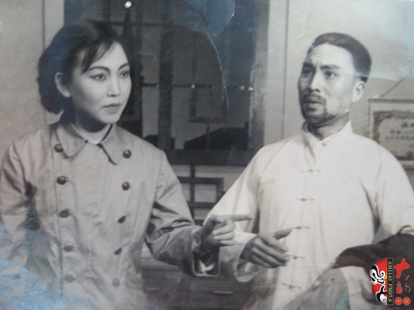 方玉蘭、杜世杰在現(xiàn)戲《在兩條戰(zhàn)線上》中