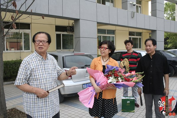  左起：著名豫劇表演藝術(shù)家賈庭聚、河南電臺(tái)戲曲廣播總監(jiān)木子、唐派再傳弟子郭志成等待看望馬云玲女士