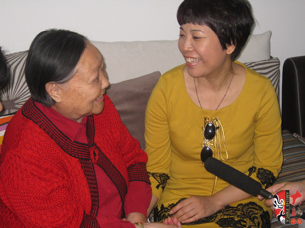 戲曲廣播總監(jiān)木子與馬金鳳親切攀談 戲曲廣播總監(jiān)木子與馬金鳳親切攀談