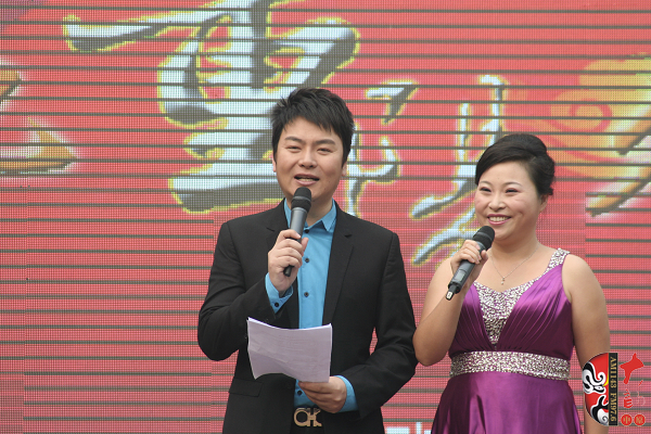 活動(dòng)由著名戲曲節(jié)目主持人，河南電臺(tái)戲曲廣播當(dāng)家小生月陽(yáng)（左）戲曲廣播《票友排行榜》主持人丁蘭（右）主