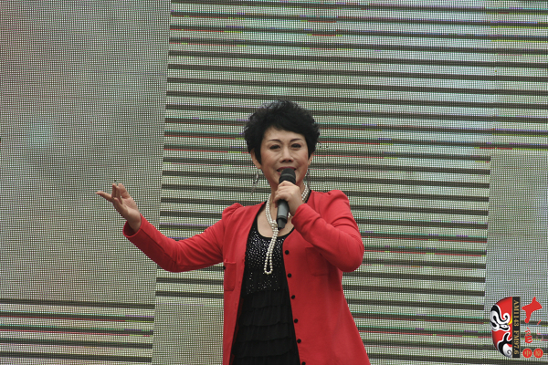 著名豫劇表演藝術(shù)家魏俊英現(xiàn)場(chǎng)演唱豫劇《紅菊》選段“十祝福”、《五世請(qǐng)纓》選段“先王爺封我是個(gè)長(zhǎng)壽星”
