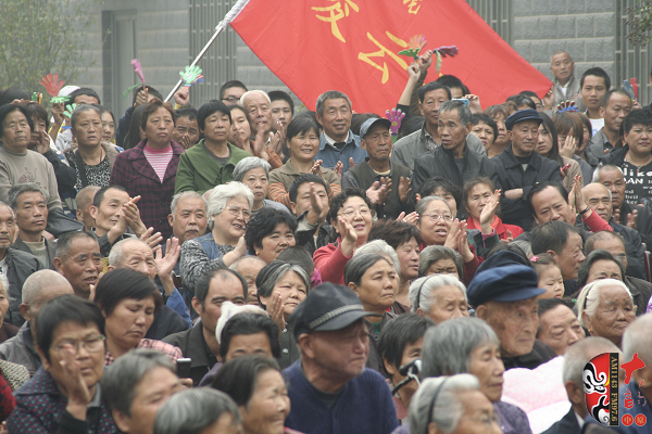 現(xiàn)場(chǎng)不但有敬老院的老人們，還擠滿了鄭州市的很多戲迷朋友