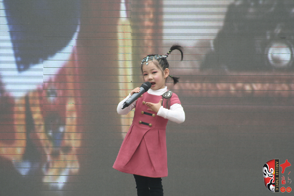 河南軒逸少兒藝術(shù)培訓(xùn)中心焦怡格演唱豫劇《花木蘭》選段“誰(shuí)說(shuō)女子不如男”