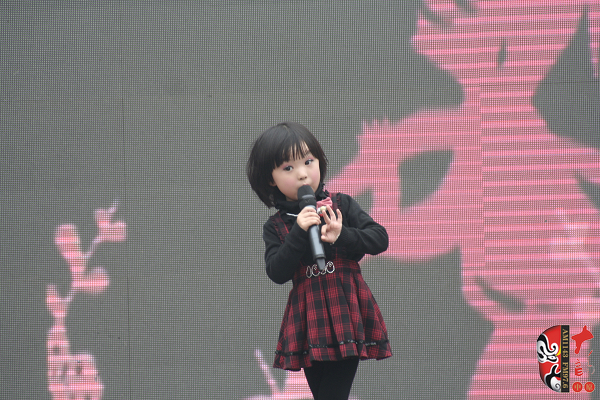 河南電視臺(tái)《梨園春》明星小擂主、河南軒逸少兒藝術(shù)培訓(xùn)中心張楚怡演唱豫劇《抬花轎》選段“從今后不當(dāng)那老