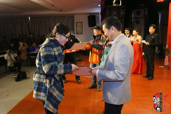 河南電臺(tái)戲曲廣播副總監(jiān)張彤、安徽戲曲廣播副總監(jiān)汪源、陜西戲曲廣播資深音樂(lè)編輯焦詠為晉級(jí)選手頒發(fā)晉級(jí)牌