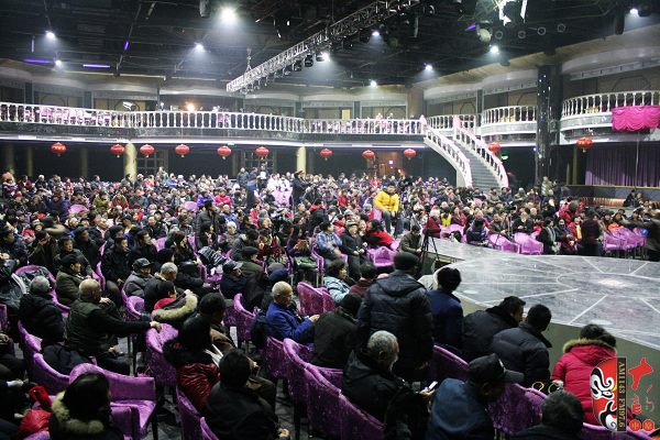 前來(lái)觀看賀歲版《朝陽(yáng)溝》的“滿(mǎn)堂賓客”