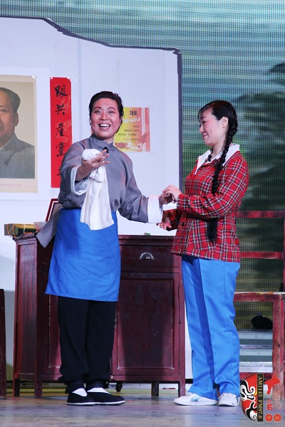 第三場(chǎng)，河南電臺(tái)戲曲廣播總監(jiān)木子（左）飾栓保娘，《梨園星秀場(chǎng)》《有你就有戲》主持人媛媛（右）飾銀環(huán)