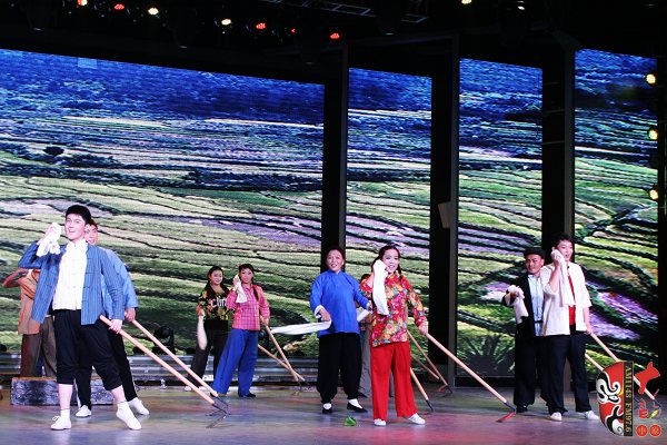 群眾勞動(dòng)場(chǎng)面，劇中演員包含票友、專(zhuān)業(yè)演員、戲迷